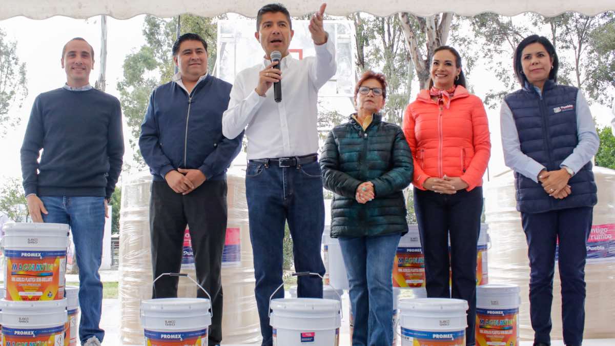 Entregan 370 cubetas de pintura para mejorar espacios públicos en Puebla capital