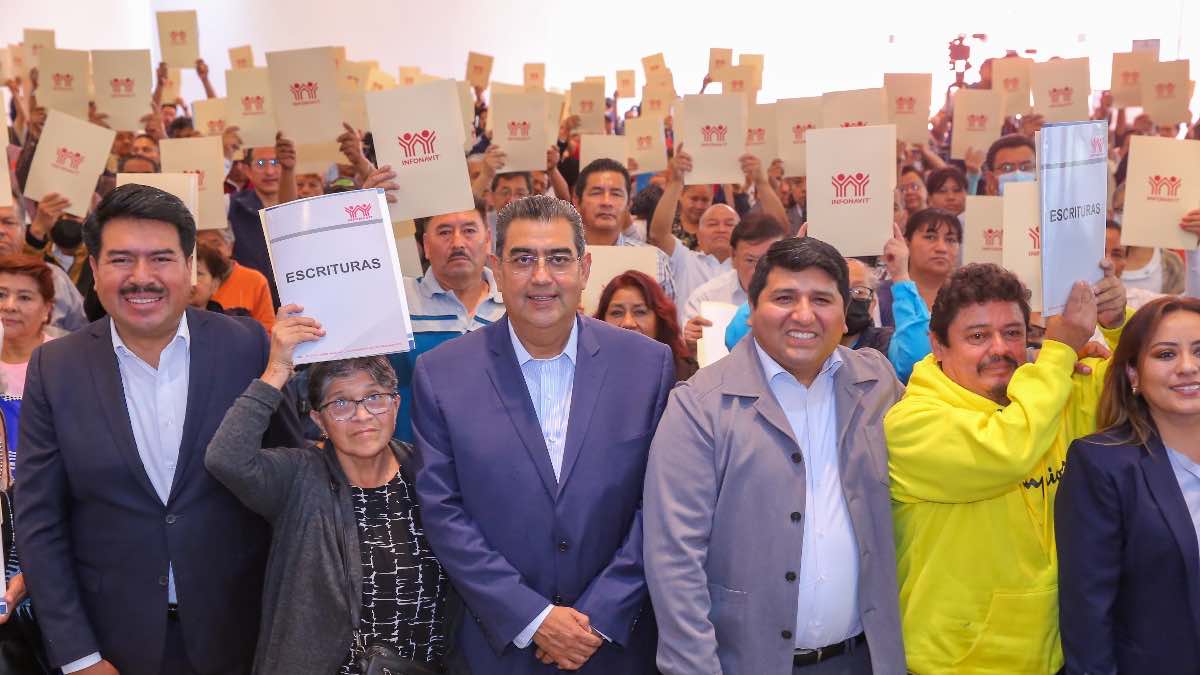 Entregan más de 200 escrituras acreditadas por el INFONAVIT en Puebla