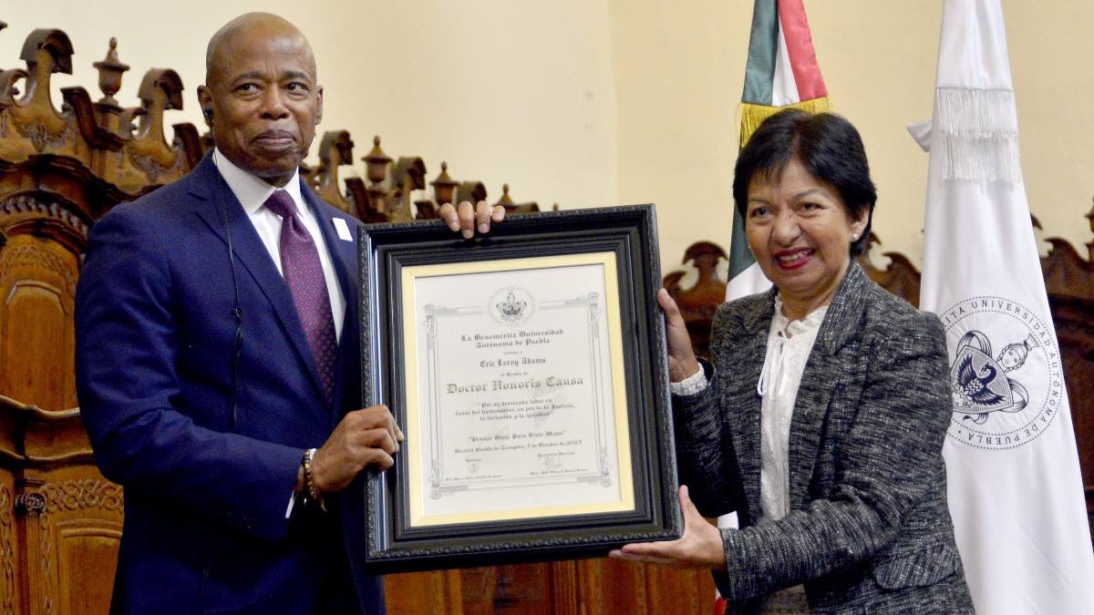 Otorgan Doctorado Honoris Causa de la BUAP al alcalde de New York