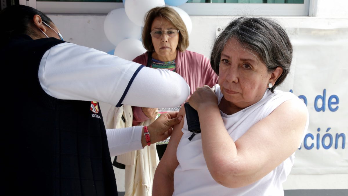 Inicia vacunación contra COVID -19 e influenza en Puebla