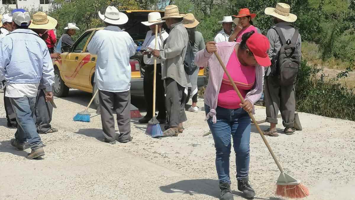 Limpian las calles de San Pedro en Xayacatlán