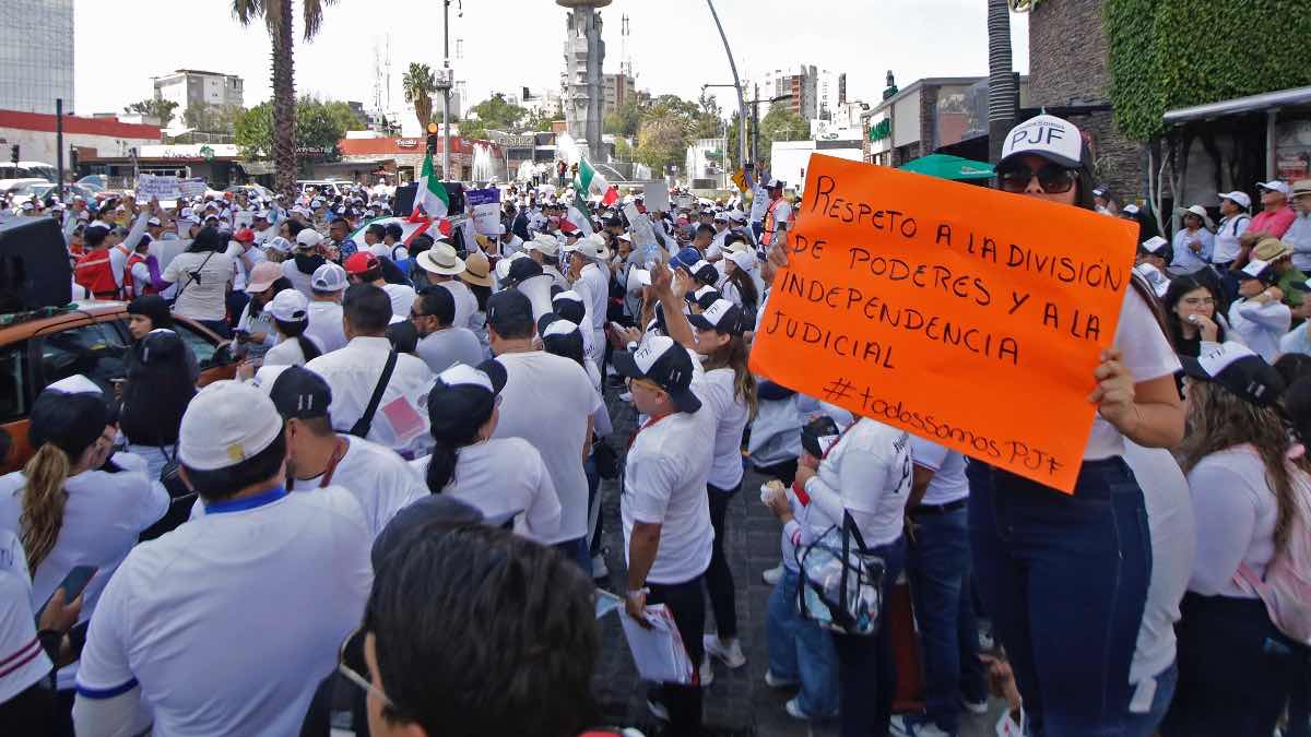 Trabajadores del Poder Judicial en Puebla hacen marcha contra extinción de fideicomisos