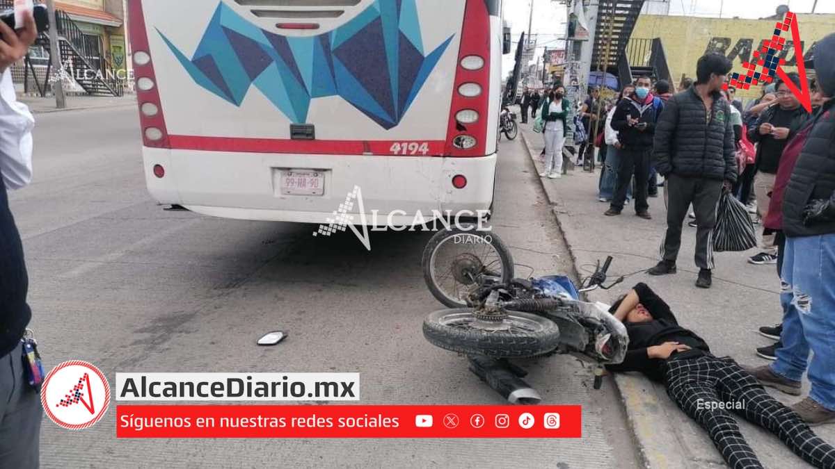 Motociclista se va de frente contra camión en Amozoc