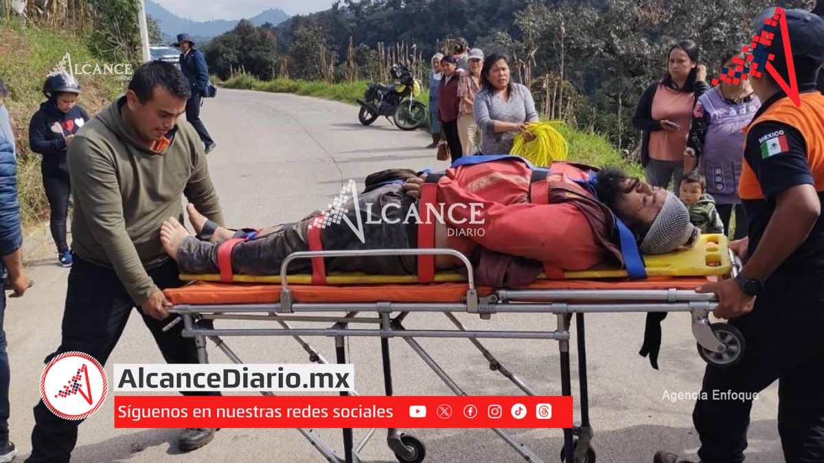 Motociclista derrapa y cae a barranca en Teziutlán