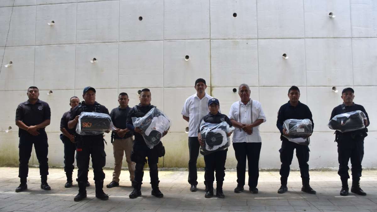 Policías de Huitzilan reciben inversión para la seguridad pública