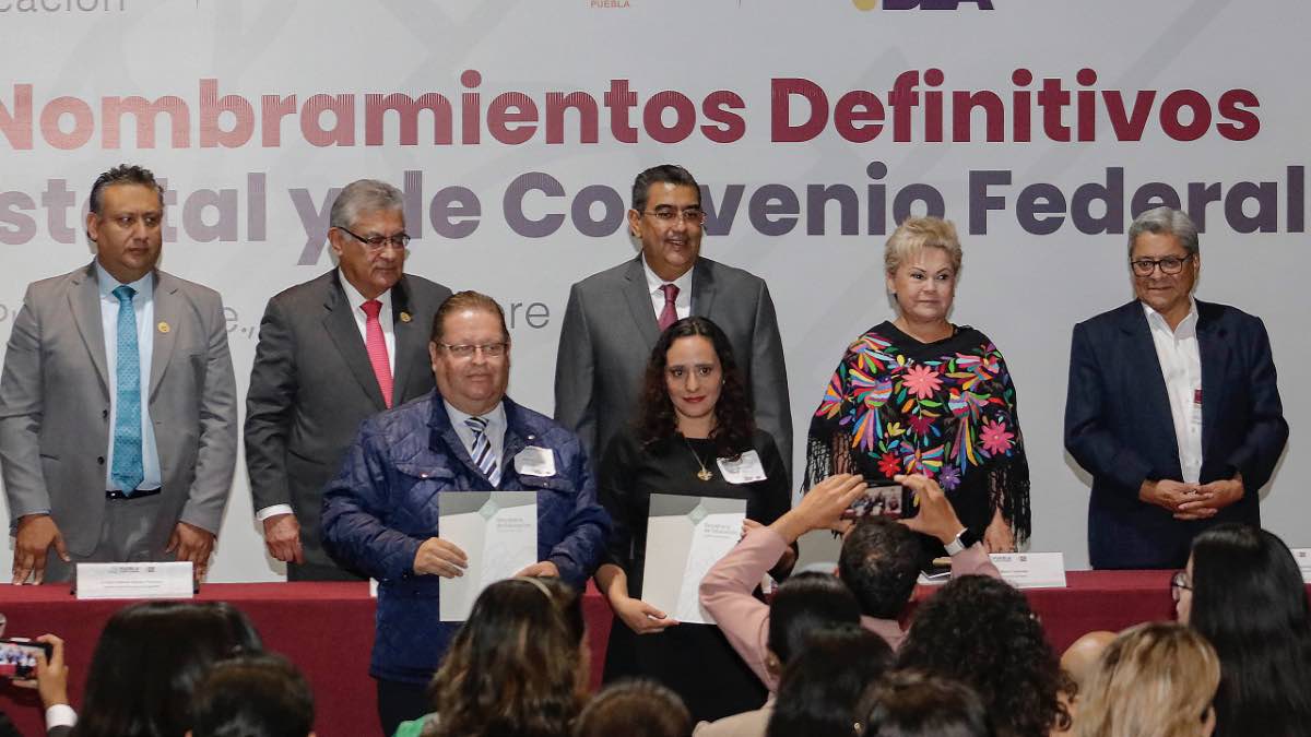 Reciben bases más de 700 maestros de Puebla