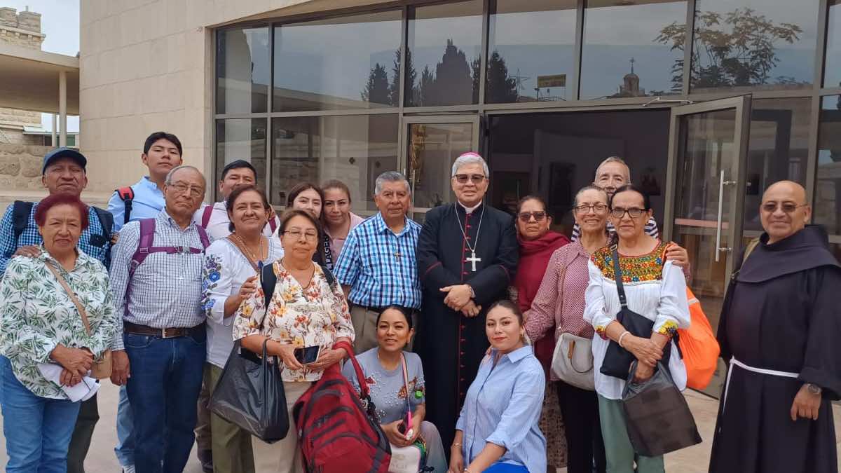 Regresan los 17 poblanos varados en Israel