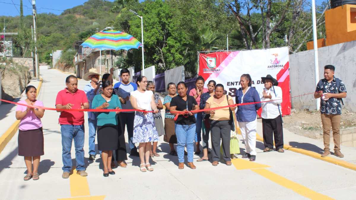 Tecomatlán inaugura pavimentación de calles