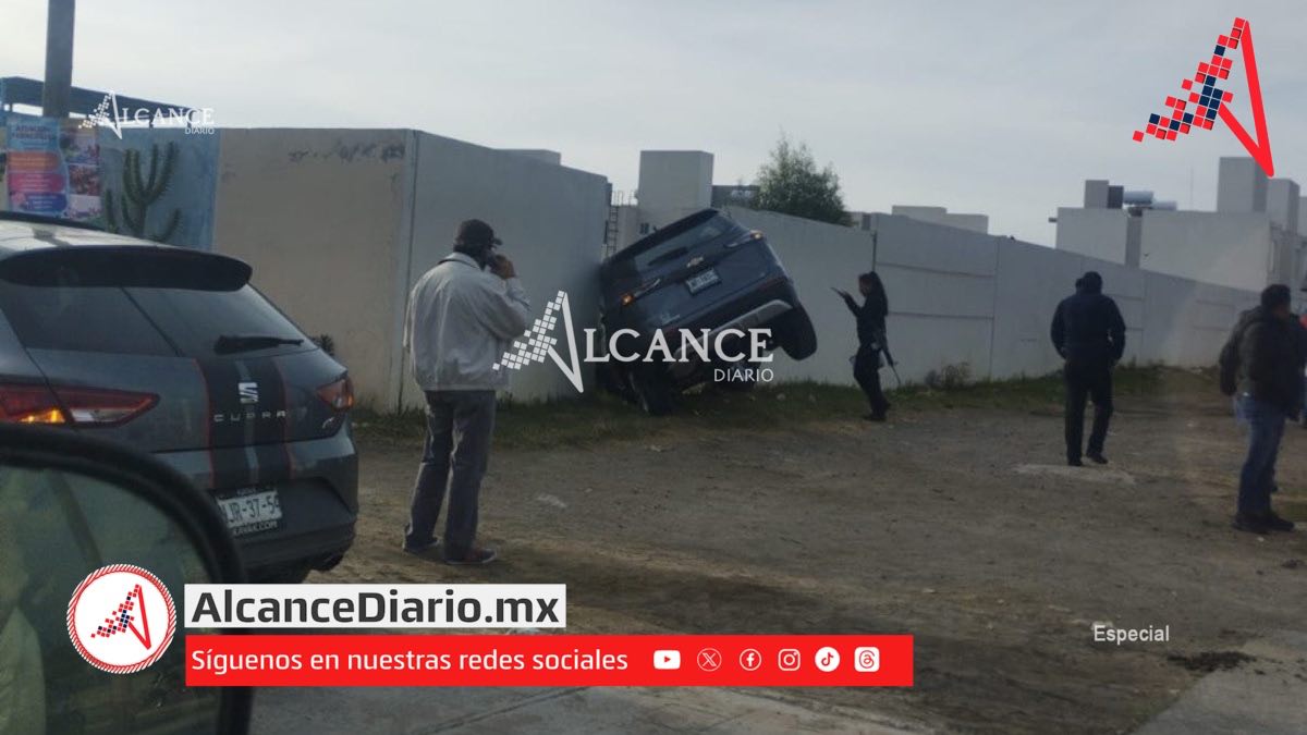 Camioneta se estrella contra muro de Casas Ara en Huejotzingo