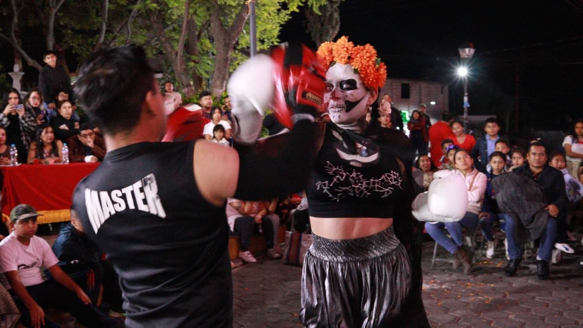 Con desfile celebran el Día de Muertos en Tepexi de Rodríguez