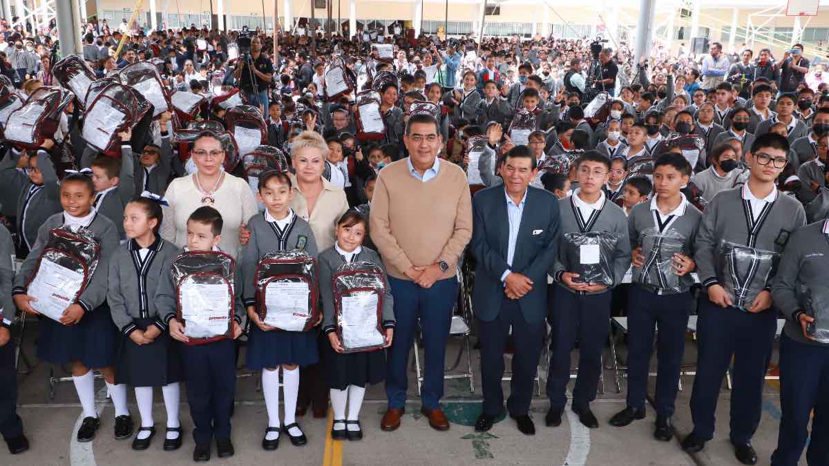 Entrega Sergio Salomón uniformes escolares en Tehuacán