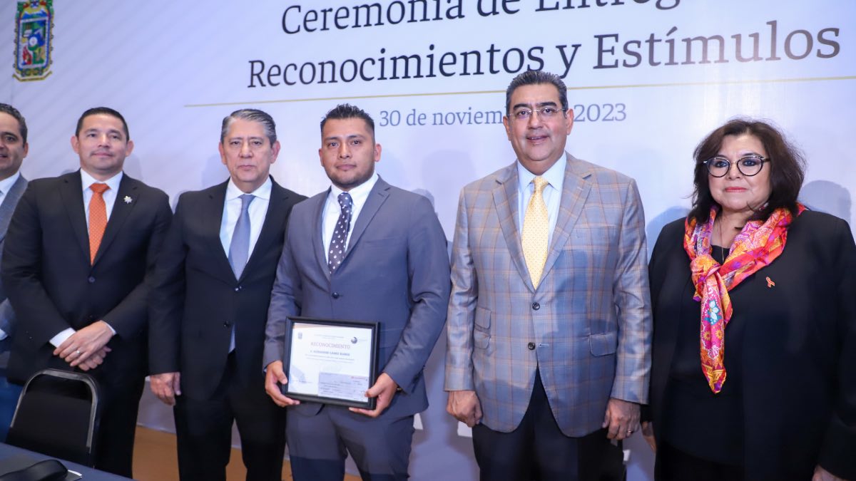 Entregan reconocimientos y estímulos a personal de la FGE