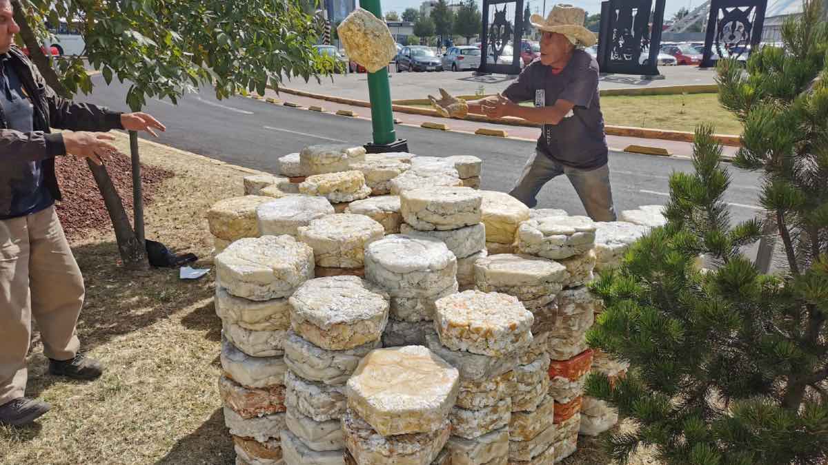 Inician colocación de adoquines de unicel plazoleta de CU