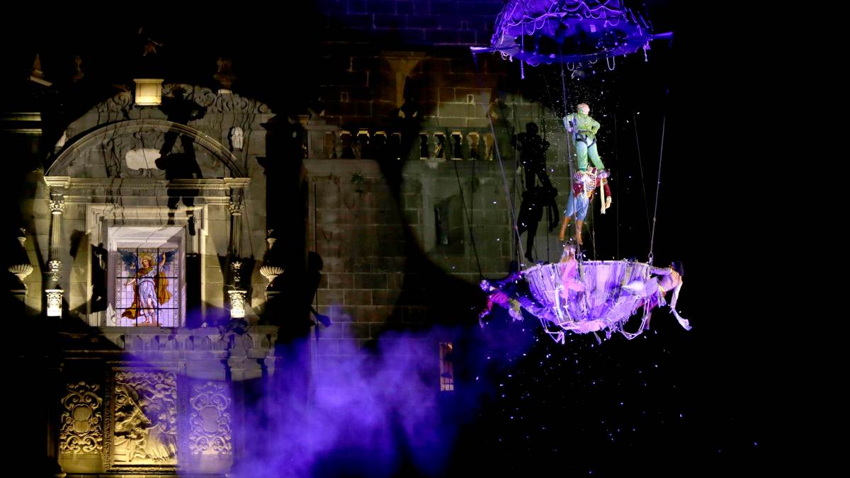 Peter Pan vuela para iniciar el Festival Internacional de Puebla