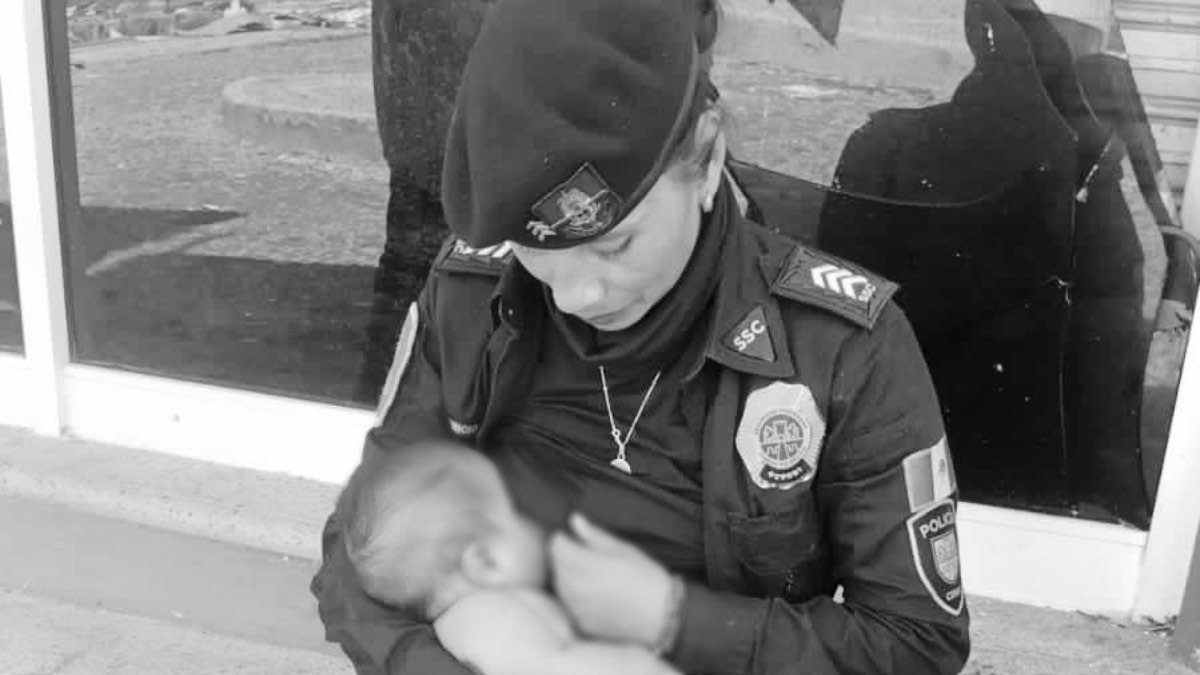Reconocen a mujer policía que alimentó a bebé damnificado de Otis