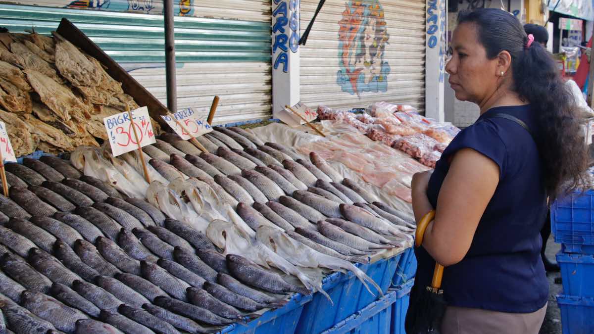 Seguirán clausuras a locales de mariscos de la 16 poniente por tirar desechos a la calle