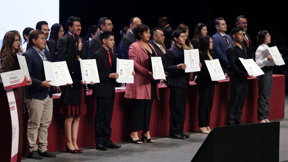 Entregan 7 mil 200 títulos del CECyTE; había un rezago de 6 mil