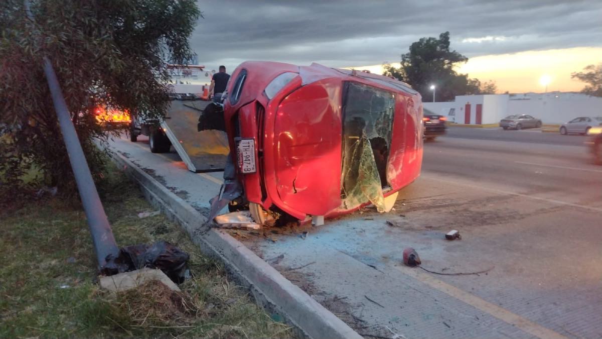 Volcadura en el Periférico Ecológico deja un lesionado y fuerte tráfico