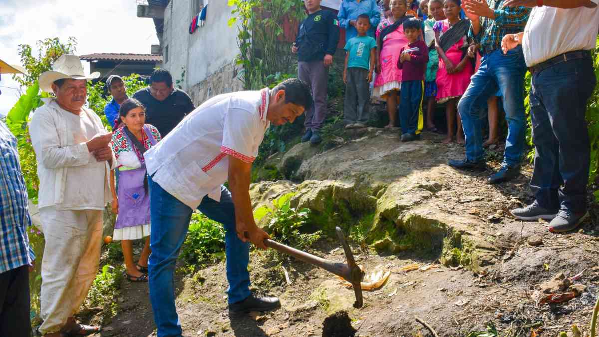 Xinachapan inicia obra pública de andador de concreto