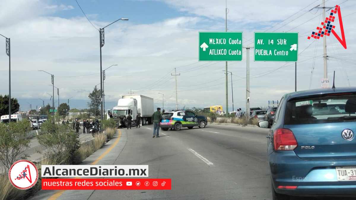 Balacera deja un lesionado y una patrulla volcada en Periférico