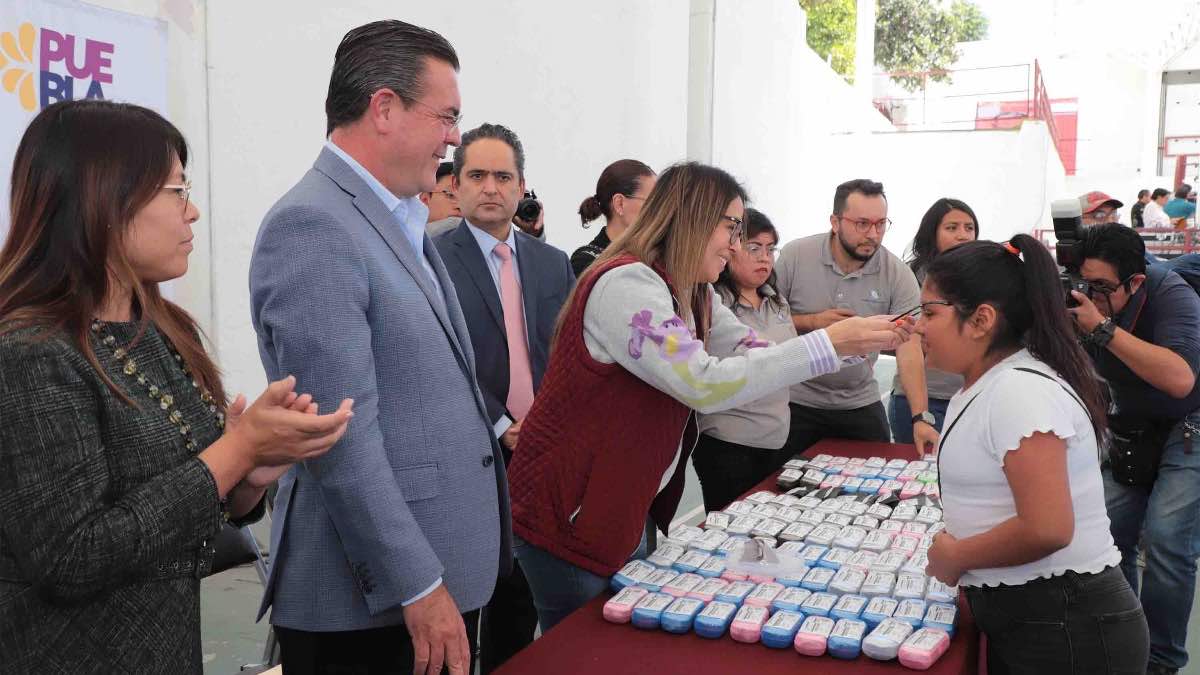 Benefician a 149 niñas y niños poblanos con lentes oftalmológicos