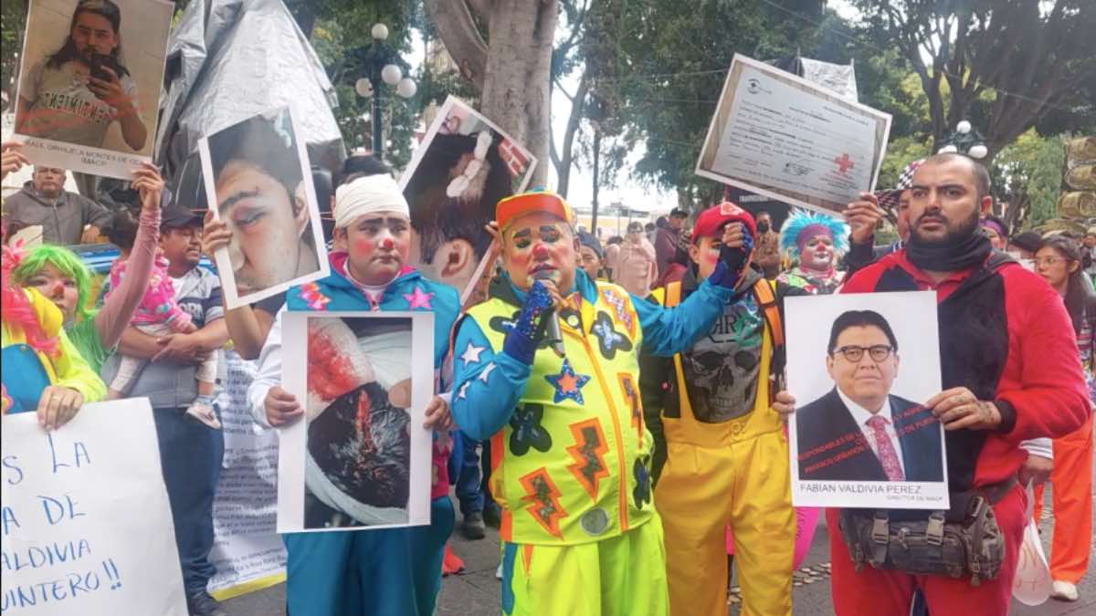 Marchan payasitos del Zócalo, exigen acuerdos con Gobernación municipal