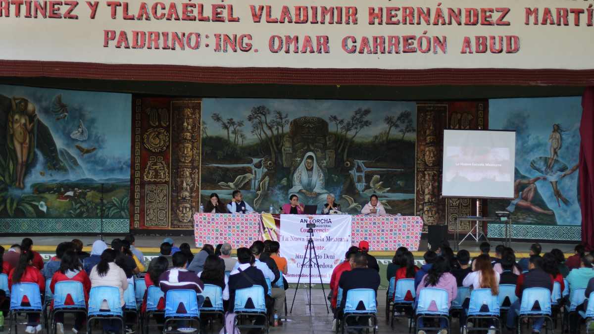 Ofrecen conferencia 'La nueva escuela mexicana' en Zacapoaxtla