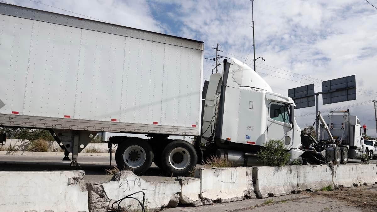 Dos detenidos tras persecución de tráiler robado en el Periférico Ecológico