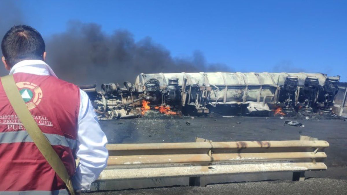 Vuelca pipa de gasolina sobre la Puebla-Orizaba