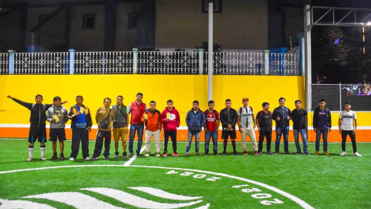 Premian a ganadores de fútbol y básquetbol en Huitzilan