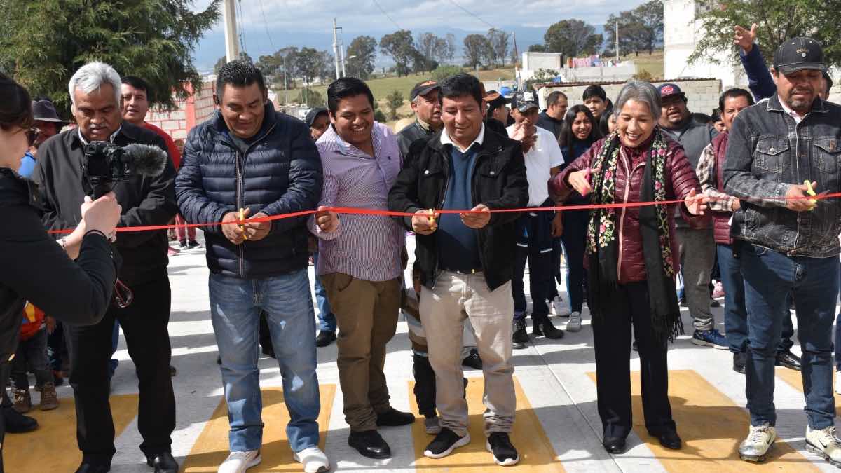 Dirigente antorchistas en la región de San Martín Texmelucan, entregaron la pavimentación de una calle y dieron apertura a un “Super Mass”