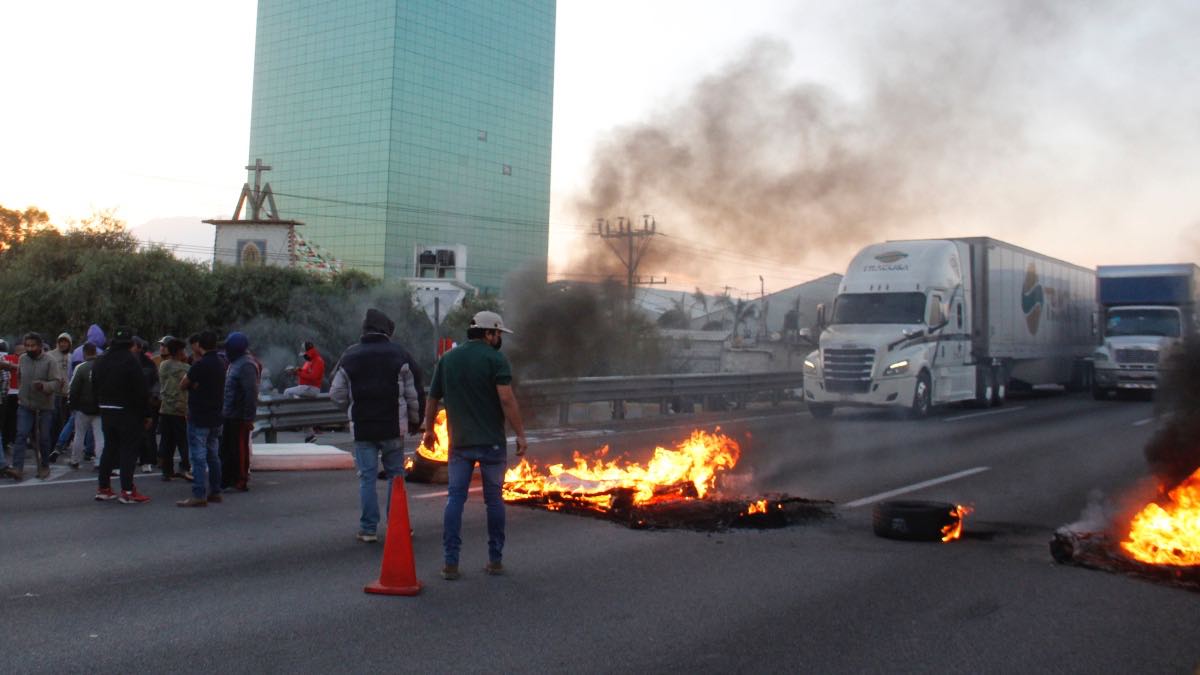 Más de 11 horas habitantes de Xalmimilulco cerraron la México- Puebla