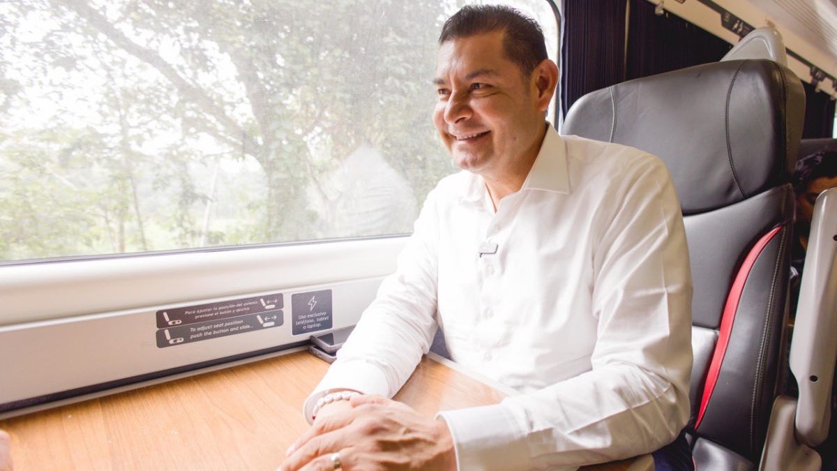 Junto a su padre, el senador Alejandro Armenta viaja en el Tren Interoceánico