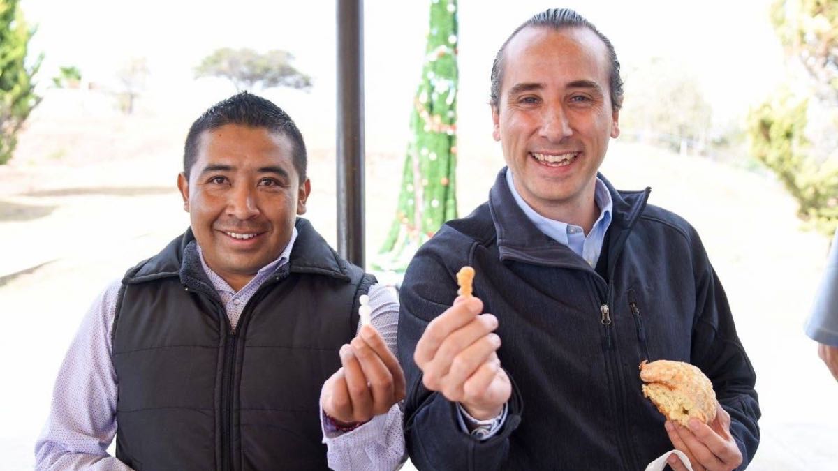 Comparten rosca de reyes vecinos de Azumiatla y Mario Riestra