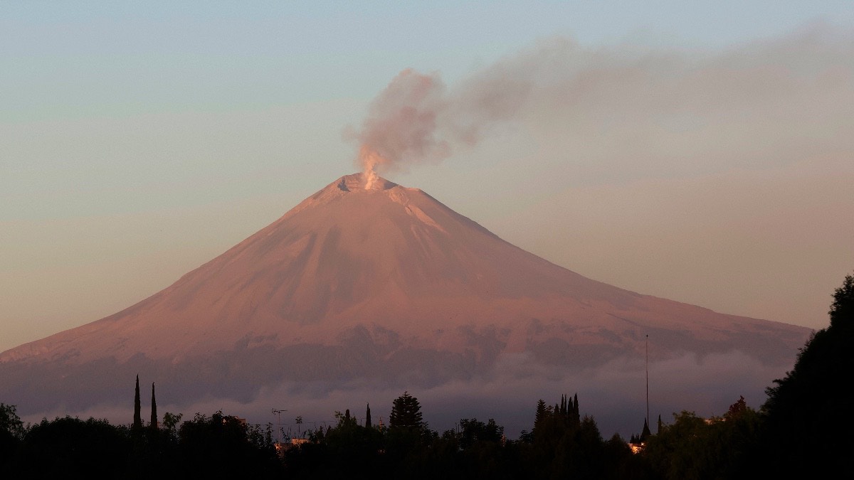 Prevén caída de ceniza del Popocatépetl en la capital poblana