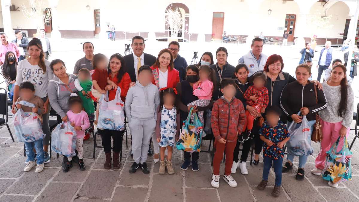 Entregan Sergio Salomón y Gaby Bonilla dispositivos de conducción ósea a infantes