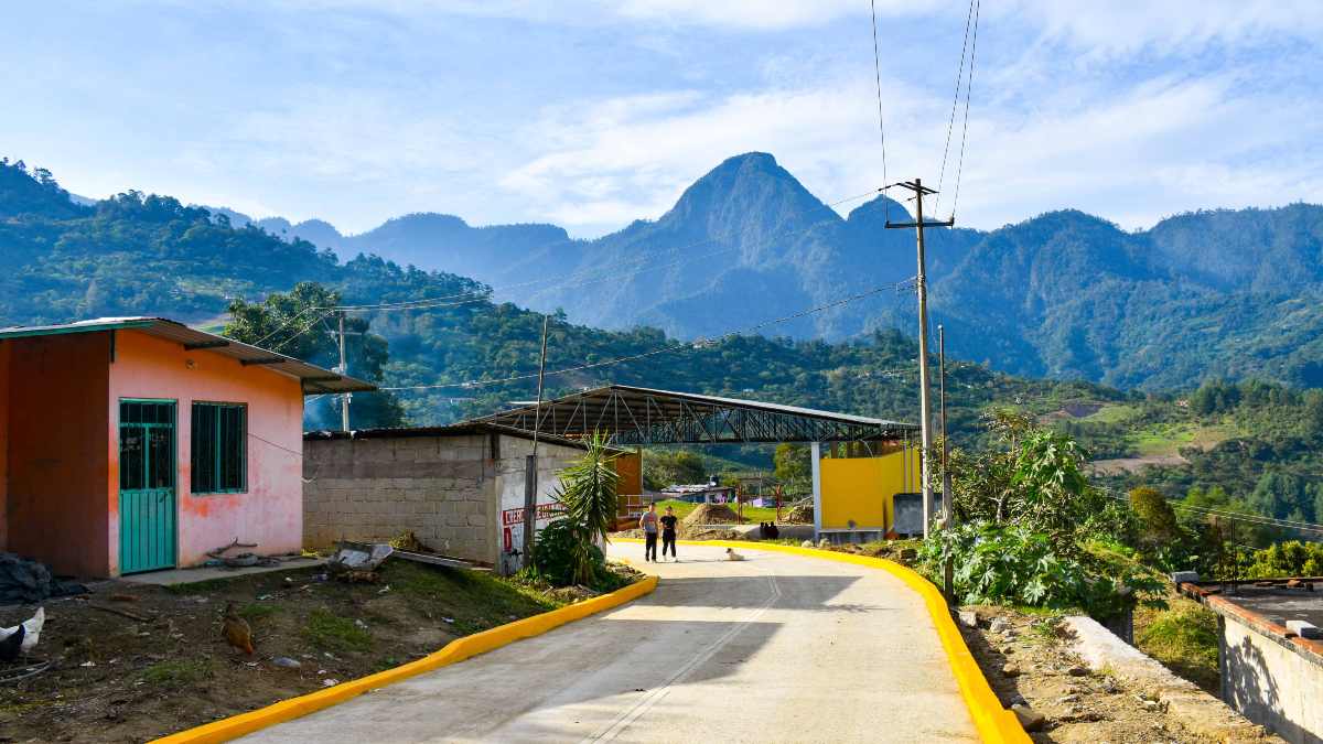 Inauguran pavimetación de calles en Pezmata