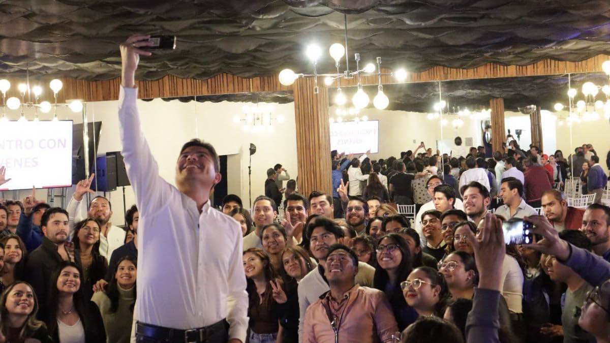 Jóvenes de varias universidades se reúnen con Lalo Rivera y Mario Riestra