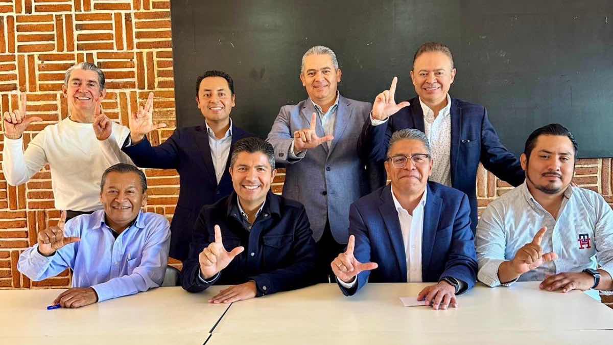 Líderes panistas de Tehuacán se reúnen con Lalo Rivera