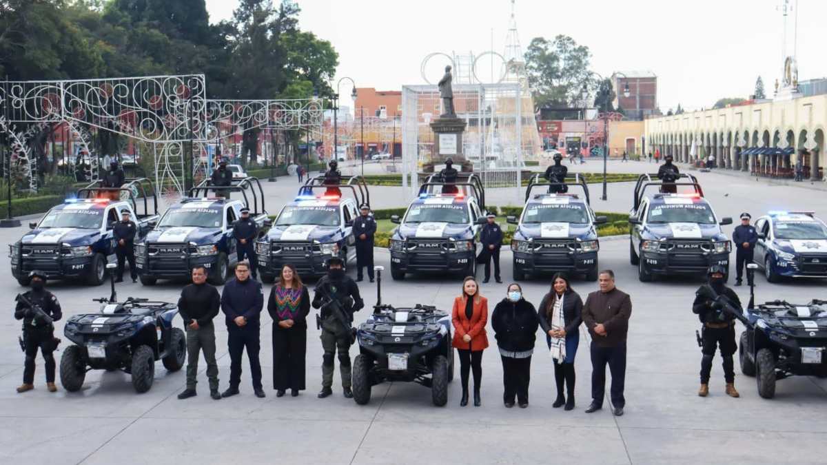 Paola Angon entrega patrullas y uniformes a la policía de Cholula