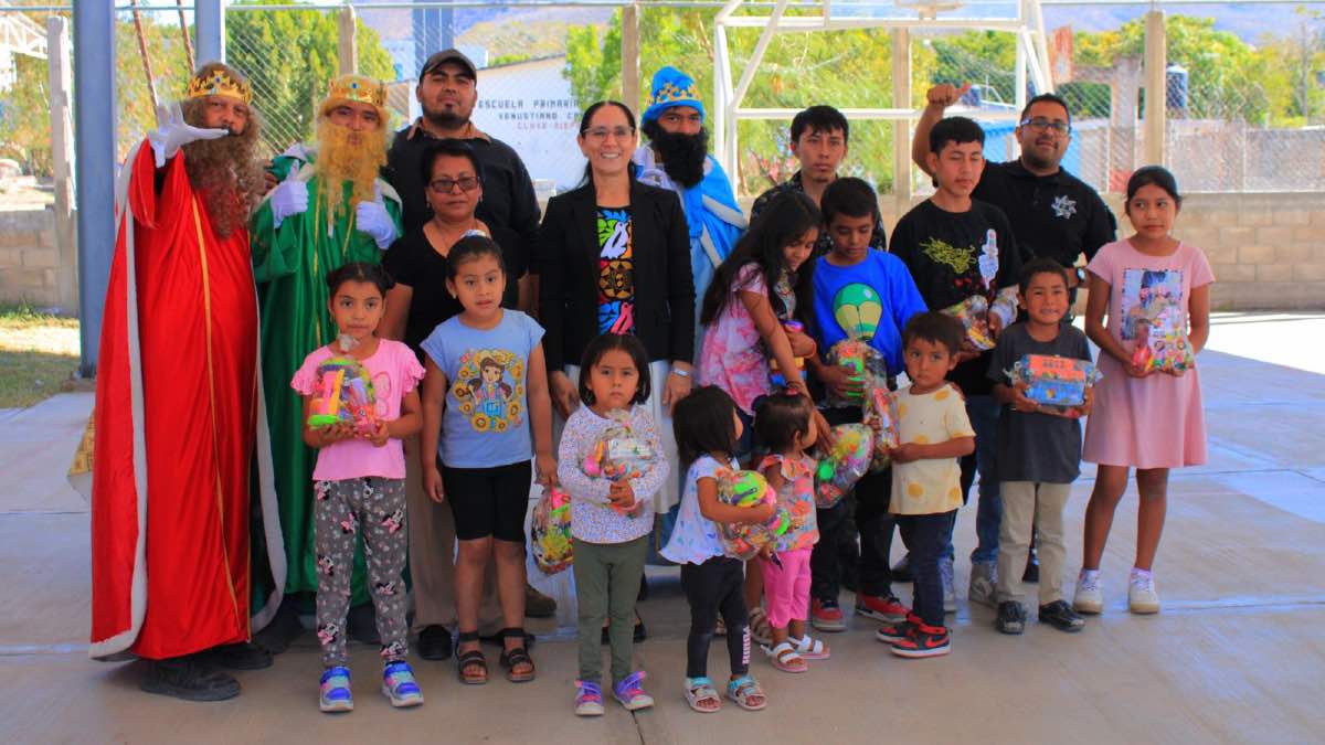 Visitan “Reyes Magos” a niños de Tecomatlán