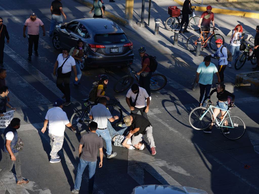 Agreden a ciclistas que se manifestaban en la Atlixcáyotl; gobernador asegura diálogo