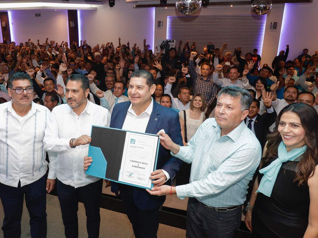 Alejandro Armenta recibe constancia como candidato de Nueva Alianza a gubernatura