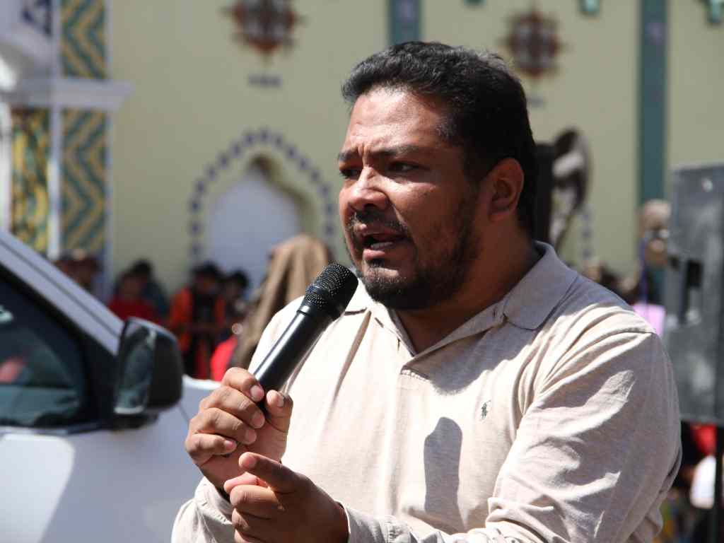 Antorchistas se manifestan en Casa Aguayo ante acoso de la CFE