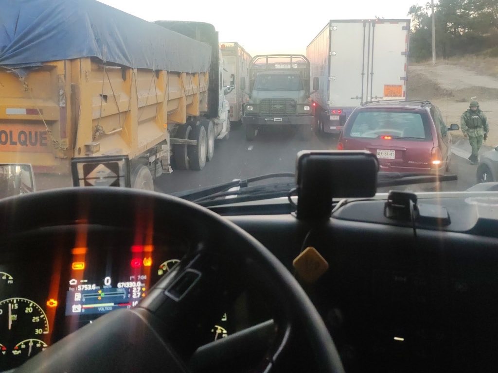 Cierre del Arco Norte desquicia la México-Puebla; van 15 horas detenidos