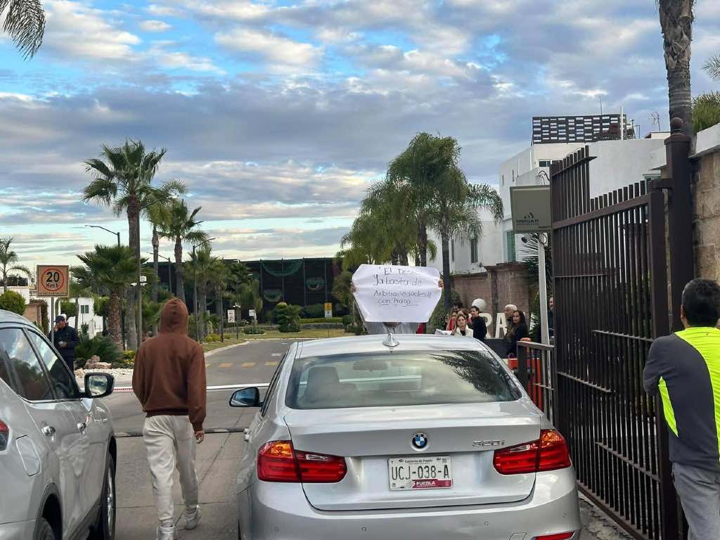 Bloquean entradas en ‘El Deseo’ en Lomas, clúster Praga se niega a pagar mantenimiento