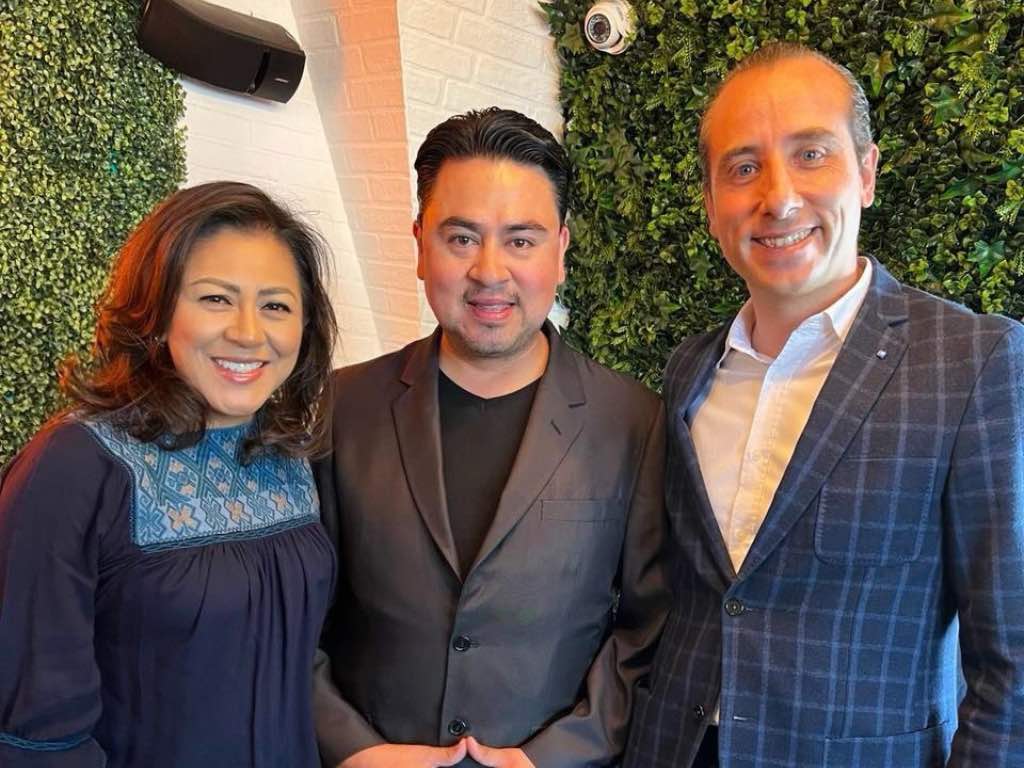 Dan bienvenida Mario Riestra y Nadia Navarro a Luis González Acosta a su equipo