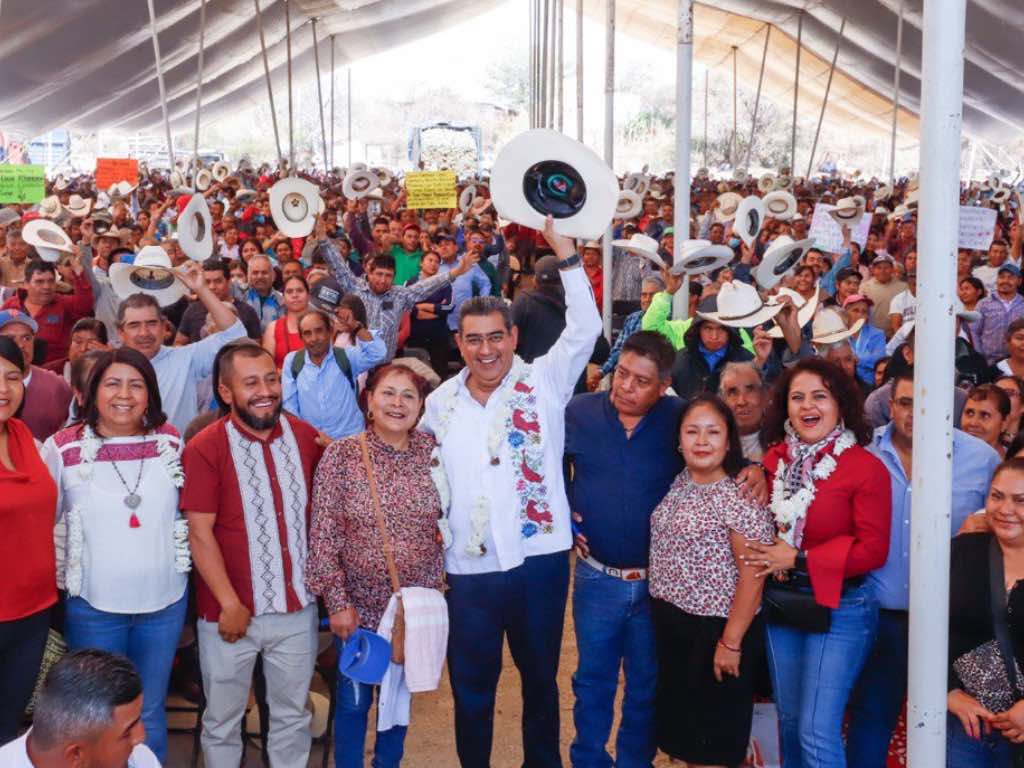 Entrega gobernador insumos para el campo en Acteopan