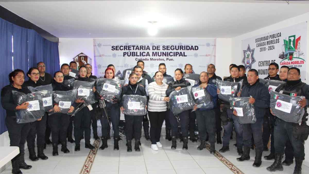 Entregan uniformes a policías municipales de Cañada Morelos