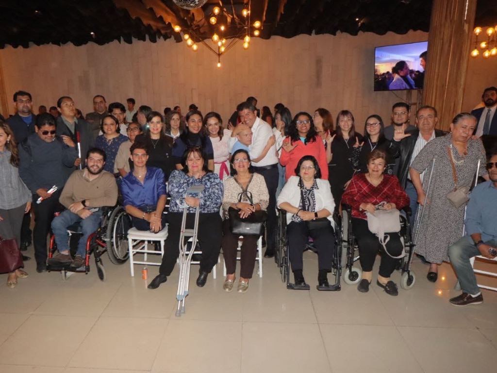 Mejorar condiciones para personas con discapacidad y adultos mayores, exponen organizaciones a Lalo Rivera